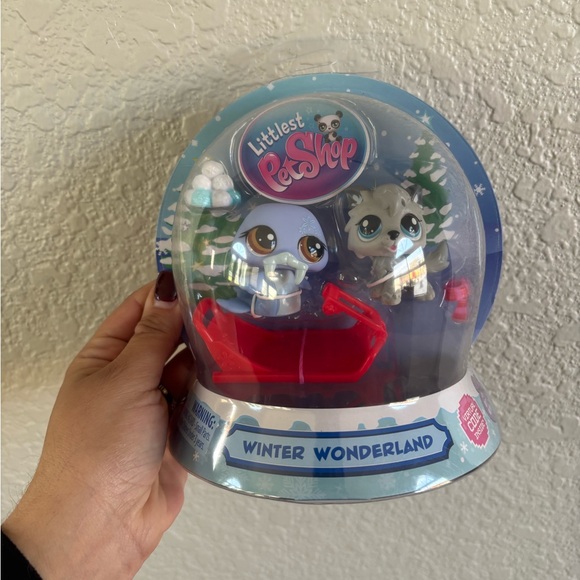 LPS Littlest Pet Shop Winter Wonderland #17 Walrus #20 Wolf Snow Globe With Code - Picture 1 of 1
